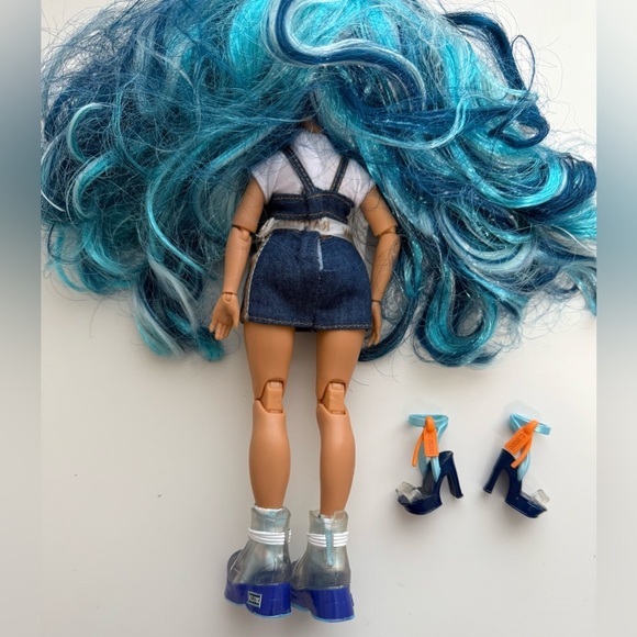 Rainbow Blue and White Fashion Doll with Accessories - Picture 4 of 6